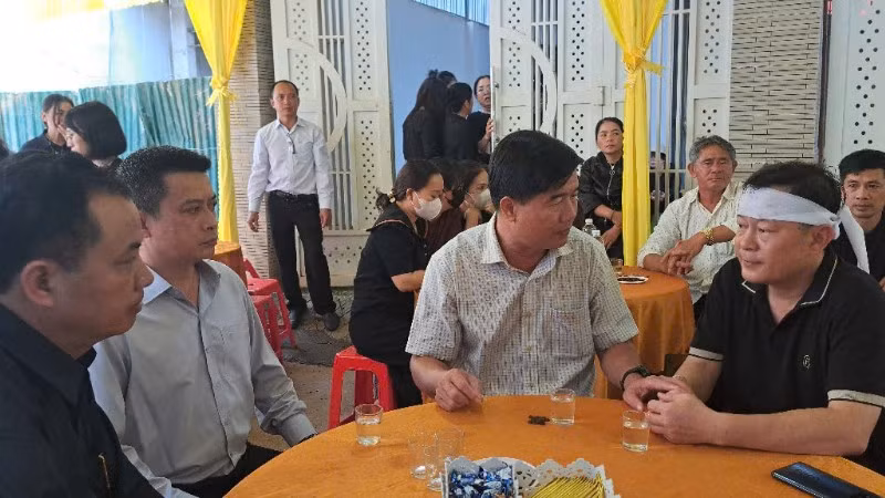 Lãnh đạo Ủy ban nhân dân tỉnh Đắk Lắk đến thăm hỏi và chia buồn cùng người thân đồng chí Lê Phước Toàn.