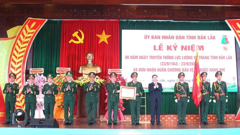 Thừa ủy quyền của Chủ tịch nước, Bí thư Tỉnh ủy Đắk Lắk Nguyễn Đình Trung trao tặng Huân chương Bảo vệ Tổ quốc hạng Nhì cho Bộ Chỉ huy Quân sự tỉnh Đắk Lắk.