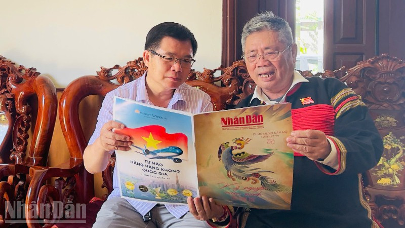Báo Nhân Dân đến với các già làng, người có uy tín ở các buôn làng tỉnh Đắk Lắk.
