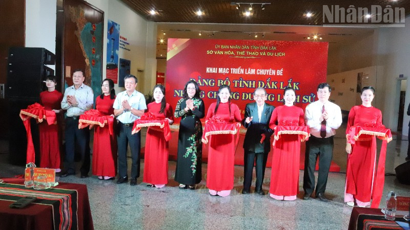Các đại biểu cắt băng khai mạc triển lãm.