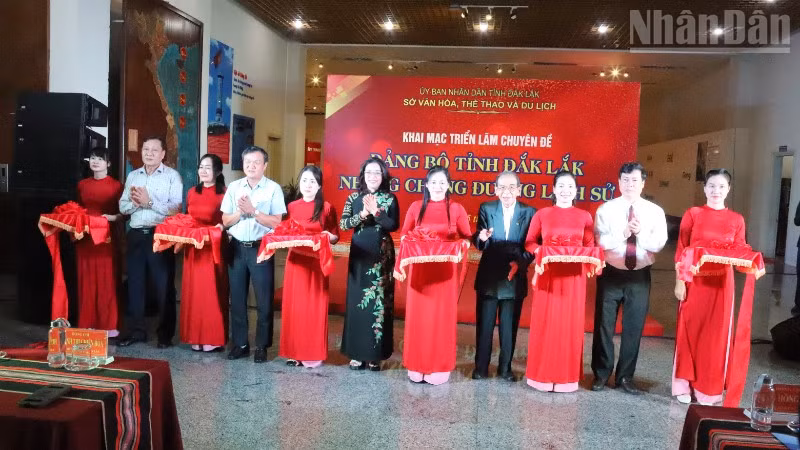 Các đại biểu cắt băng khai mạc triển lãm.