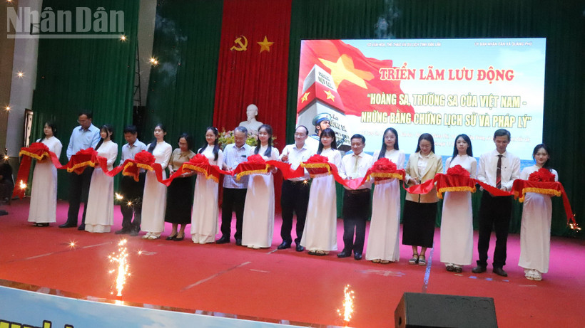 Các đại biểu cắt băng khai mạc triển lãm.