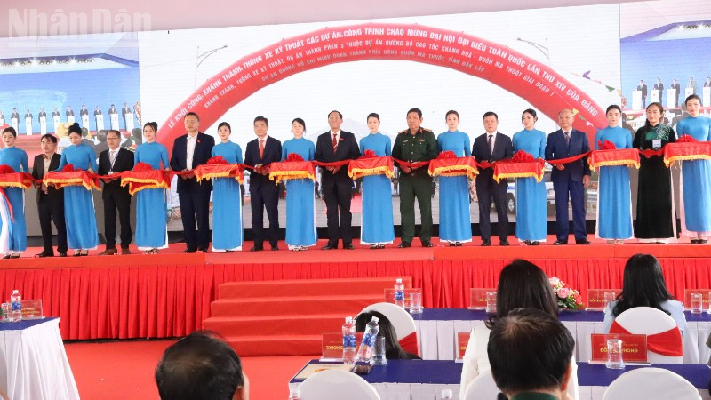 Phó Chủ tịch Quốc hội Trần Quang Phương và các đại biểu bắt băng khánh thành Dự án đầu tư xây dựng đường Hồ Chí Minh đoạn tránh phía đông thành phố Buôn Ma Thuột và thông xe kỹ thuật Dự án thành phần 3 Dự án đầu tư xây dựng đường bộ cao tốc Khánh Hòa-Buôn Ma Thuột.