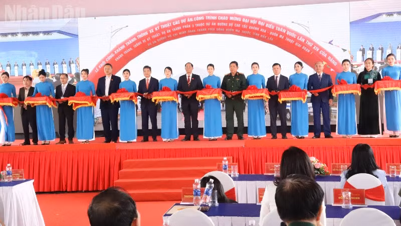 Phó Chủ tịch Quốc hội Trần Quang Phương và các đại biểu bắt băng khánh thành Dự án đầu tư xây dựng đường Hồ Chí Minh đoạn tránh phía đông thành phố Buôn Ma Thuột và thông xe kỹ thuật Dự án thành phần 3 Dự án đầu tư xây dựng đường bộ cao tốc Khánh Hòa-Buôn Ma Thuột.