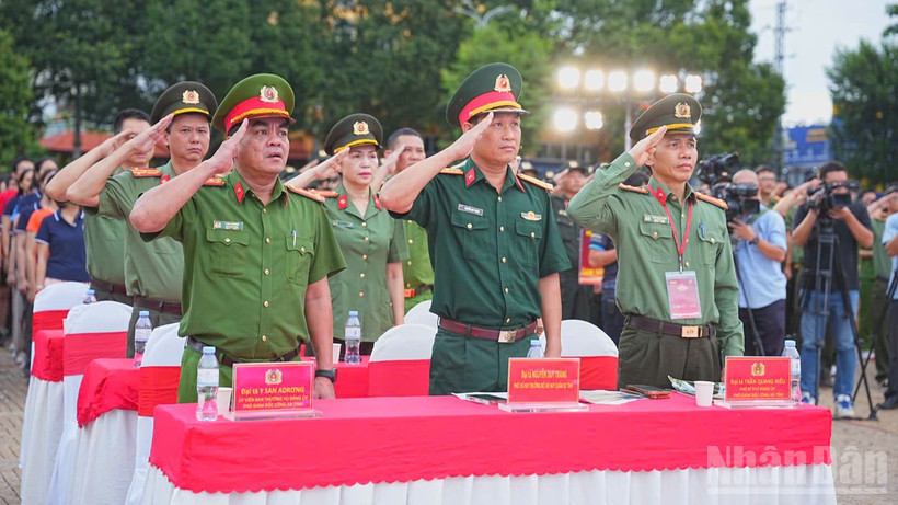 Các đại biểu chào cờ và hát Quốc ca.