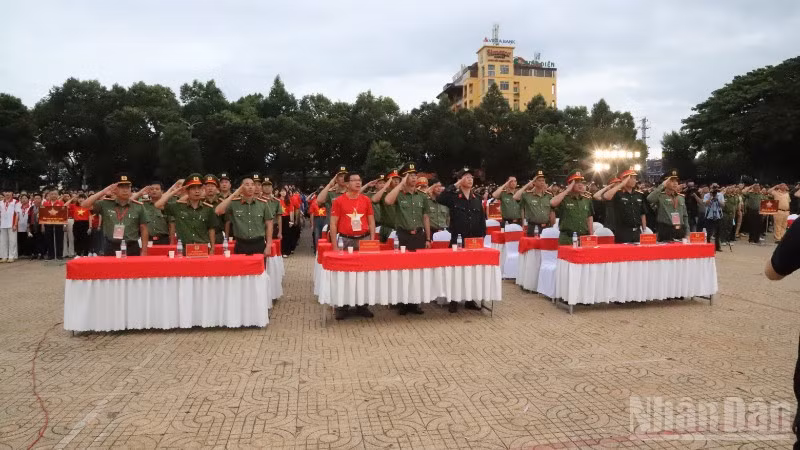 Các đại biểu ở điểm cầu Đắk Lắk chào cờ và hát Quốc ca.