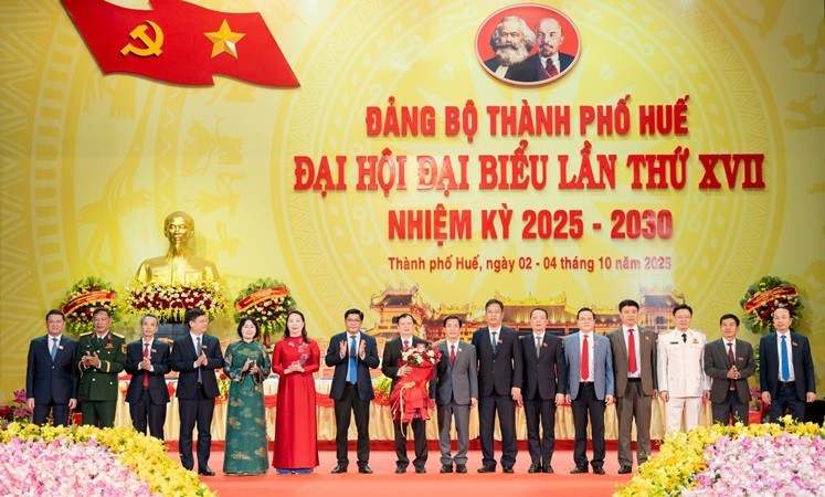 Tập thể Ban Thường vụ Thành ủy khóa XVII tặng hoa đồng chí Bí thư Thành ủy khóa XVI Lê Trường Lưu. 