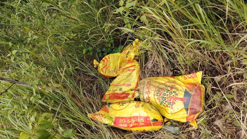 Các bao chứa xác lợn bị dịch bệnh vứt bên đường Quốc lộ 29 đoạn qua Khu Bảo tồn thiên nhiên Ea Sô.