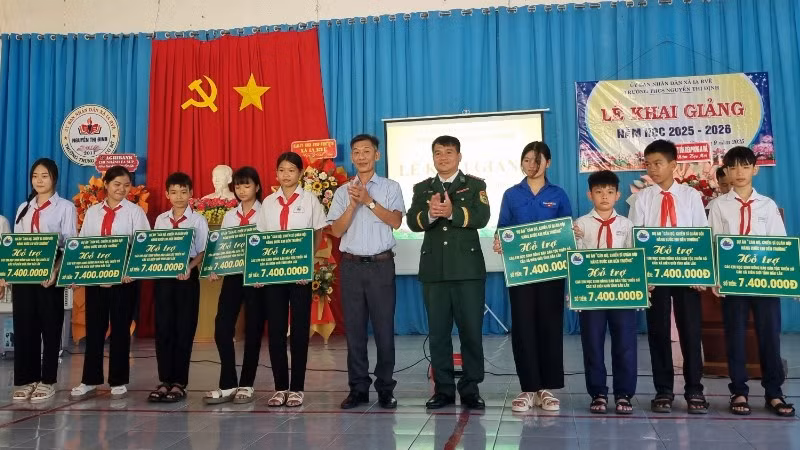 Đại diện lãnh đạo Ban Chỉ huy Bộ đội Biên phòng tỉnh Đắk Lắk và chính quyền địa phương trao quà tặng cho các em học sinh tại xã Ia Rvê.