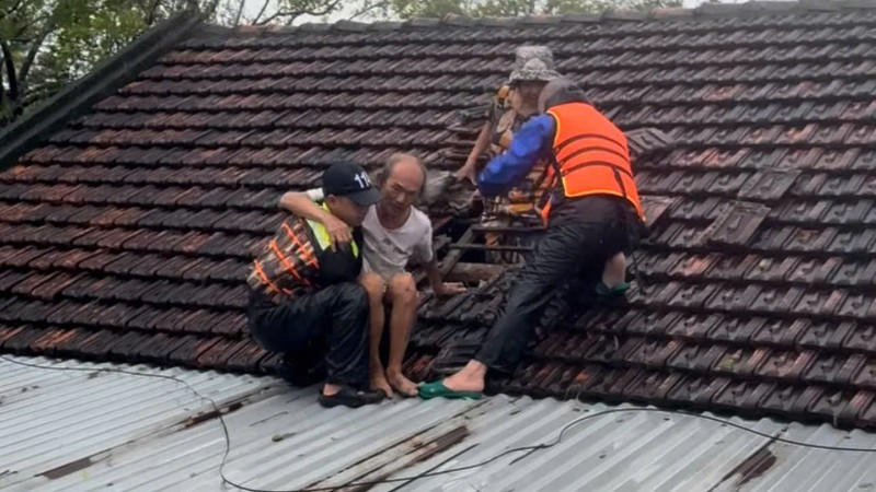 Các lực lượng chức năng tỉnh Đắk Lắk ứng cứu người dân ở vùng ngập lụt nặng.