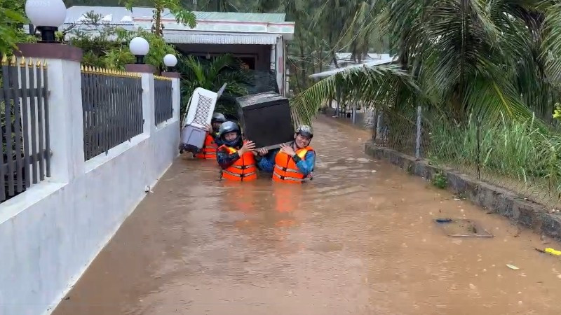 Lực lượng vũ trang tỉnh Đắk Lắk giúp nhân dân vùng lũ di chuyển tài sản đến nơi an toàn.