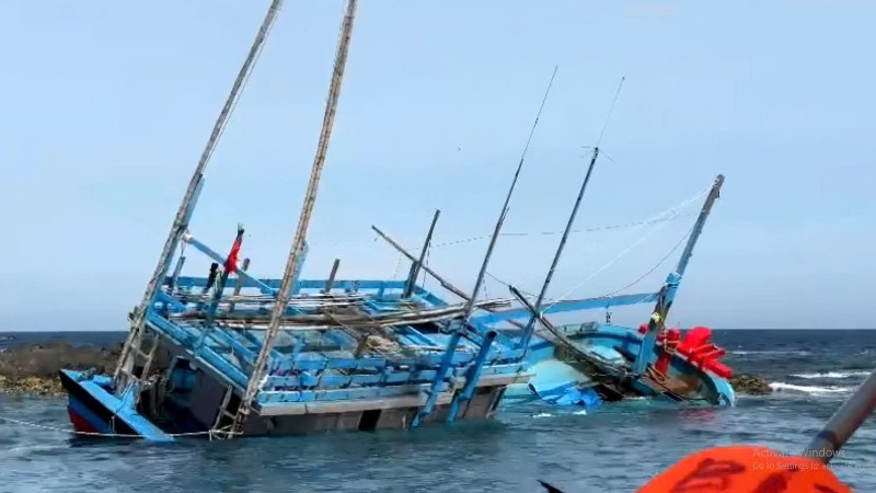Tàu cá BĐ98470TS gặp nạn trên biển.