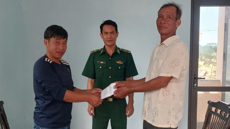 Đồn Biên phòng Hòa Hiệp Nam đã tổ chức hòa giải thành công, ông Đào Kim Tri hỗ trợ ông Lê Văn Cường số tiền 9 triệu đồng để khắc phục thiệt hại.