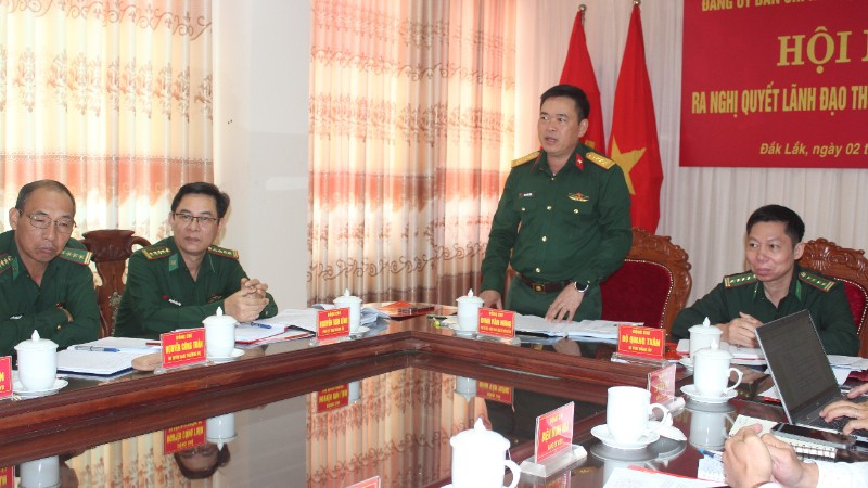 Đại tá Đinh Văn Hưng, Tỉnh ủy viên, Phó Bí thư Thường trực Đảng ủy, Chính ủy Bộ Chỉ huy Quân sự tỉnh Đắk Lắk phát biểu chỉ đạo hội nghị.