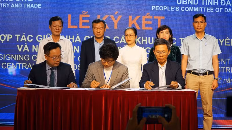 Các hiệp hội, doanh nghiệp tỉnh Đắk Lắk ký kết hợp tác tiêu thụ nông sản với các doanh nghiệp nước ngoài.
