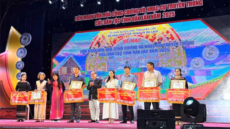 Ban tổ chức liên hoan trao giải cho các đoàn đạt giải.