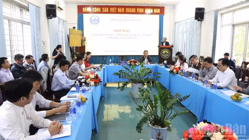 Quang cảnh buổi họp báo.