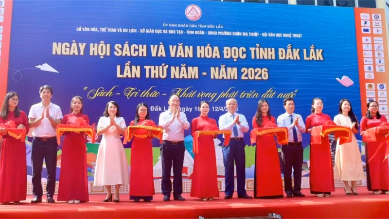 Các đại biểu cắt băng khai mạc Ngày Sách và Văn hóa đọc tỉnh Đắk Lắk lần thứ 5 năm 2026. 