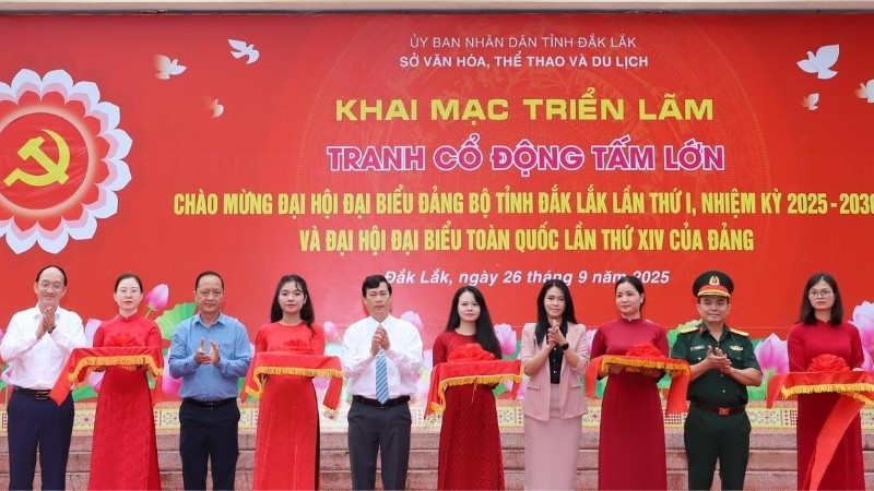 Các đại biểu cắt băng khai mạc triển lãm.