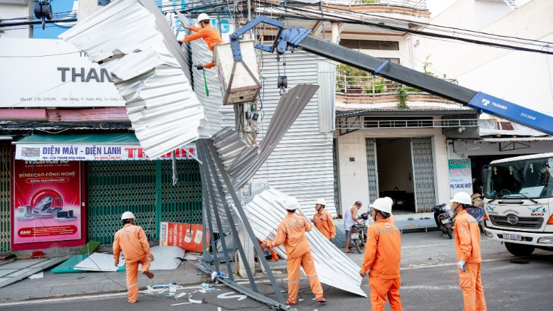 Công nhân Công ty Điện lực Đắk Lắk nỗ lực khắc phục sự cố điện sau bão số 1 tại phường Sông Cầu. (Ảnh: NGUYỄN NGỌC)
