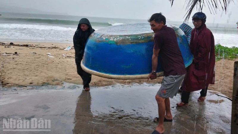Cán bộ, chiến sĩ Đồn Biên phòng Xuân Đài khẩn trương giúp dân di chuyển phương tiện vào khu vực an toàn.
