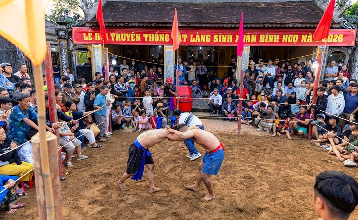 Hội vật truyền thống làng Sình được khai mạc từ sáng sớm mùng 10 Tết.