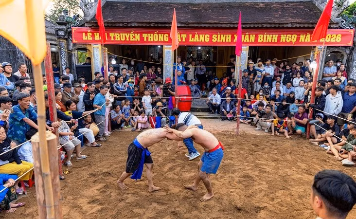 Hội vật truyền thống làng Sình được khai mạc từ sáng sớm mùng 10 Tết.