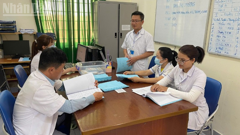 Các bác sĩ, điều dưỡng Khoa vật lý trị liệu và phục hồi chức năng, Bệnh viện Tâm thần tỉnh Đắk Lắk trong một buổi giao ban.