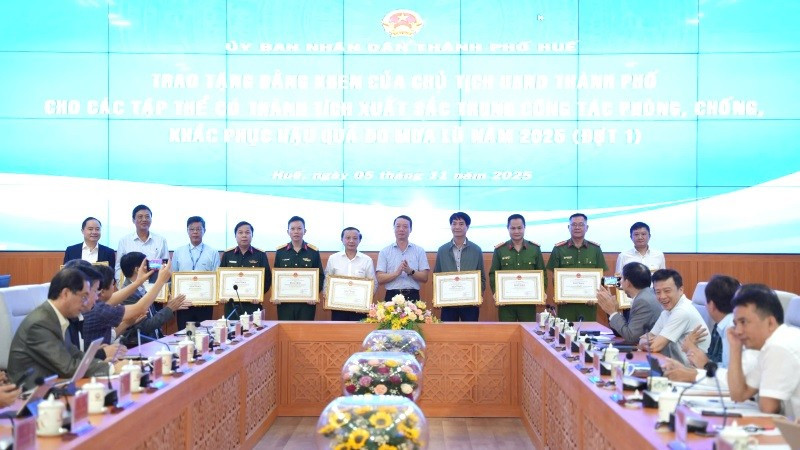 Chủ tịch Ủy ban nhân dân thành phố Huế Phan Thiên Định trao Bằng khen tặng các tập thể xuất sắc.