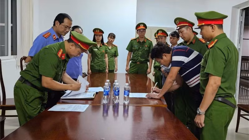 Cơ quan Cảnh sát điều tra Công an tỉnh Đắk Lắk tiến hành các thủ tục tố tụng, khởi tố vụ án hình sự, khởi tố bị can và bắt tạm giam đối với ông Nguyễn Ngọc Hoàng và Bùi Ngọc Đức.