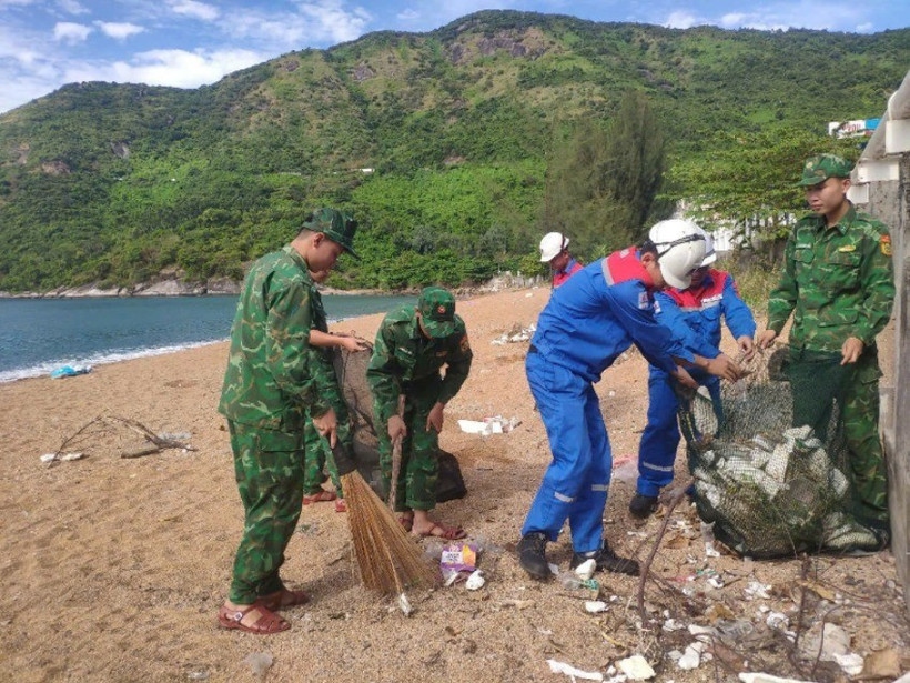 Đoàn viên, thanh niên Công ty cổ phần xăng dầu khí Phú Yên cùng với Bộ đội Biên phòng tham gia chương trình “Hãy làm sạch biển”.