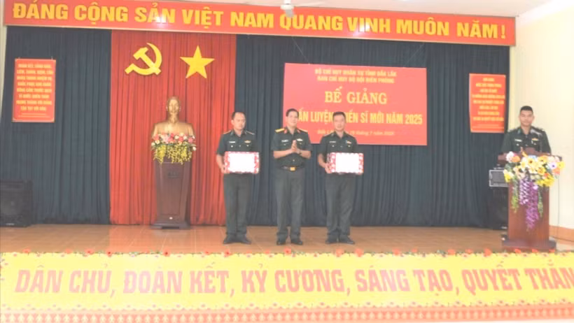 Đại tá Niê Ta, Chỉ huy trưởng Bộ Chỉ huy Quân sự tỉnh Đắk Lắk tặng quà cán bộ, chiến sĩ Tiểu đoàn Huấn luyện-Cơ động.