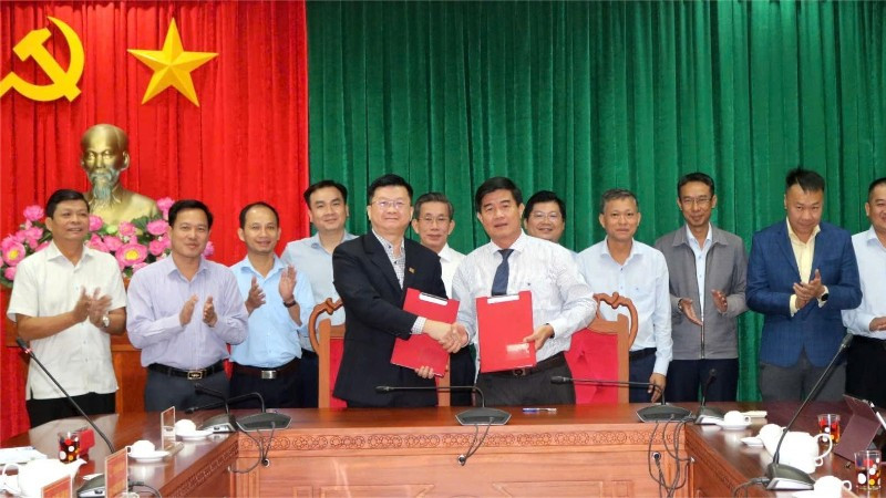 Ký kết hợp tác giữa hai bên.