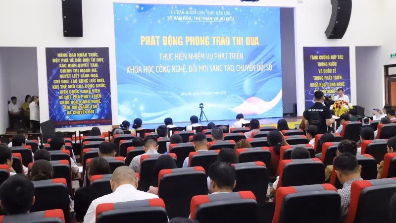 Quang cảnh buổi lễ phát động phong trào thi đua.