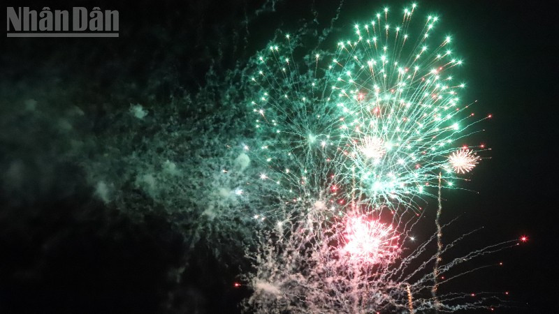 Bắn pháo hoa đêm Giao thừa đón Tết Nguyên đán Ất Tỵ 2025 tại phường Buôn Ma Thuột.