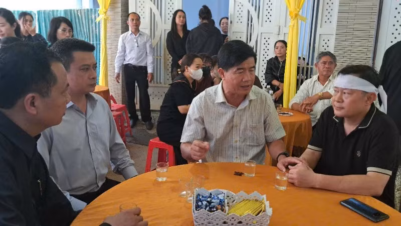 Phó Chủ tịch Ủy ban nhân dân tỉnh Đắk Lắk Nguyễn Thiên Văn thăm hỏi, động viên người thân đồng chí Lê Phước Toàn.