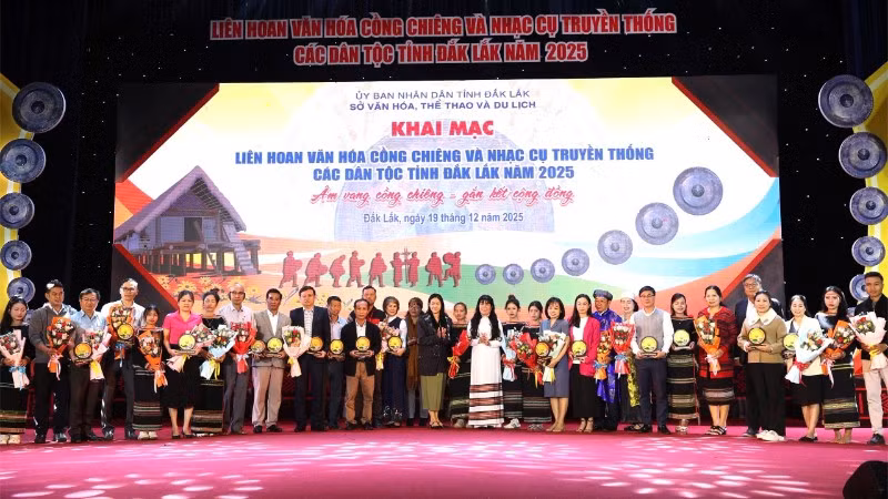 Lãnh đạo Sở Văn hóa, Thể thao và Du lịch tỉnh Đắk Lắk tặng hoa và biểu trưng cho các đoàn tham gia liên hoan.