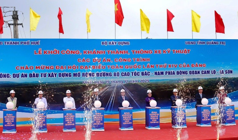 Các đại biểu thực hiện nghi thức khởi công Dự án dầu tư mở rộng cao tốc Cam Lộ-La Sơn.