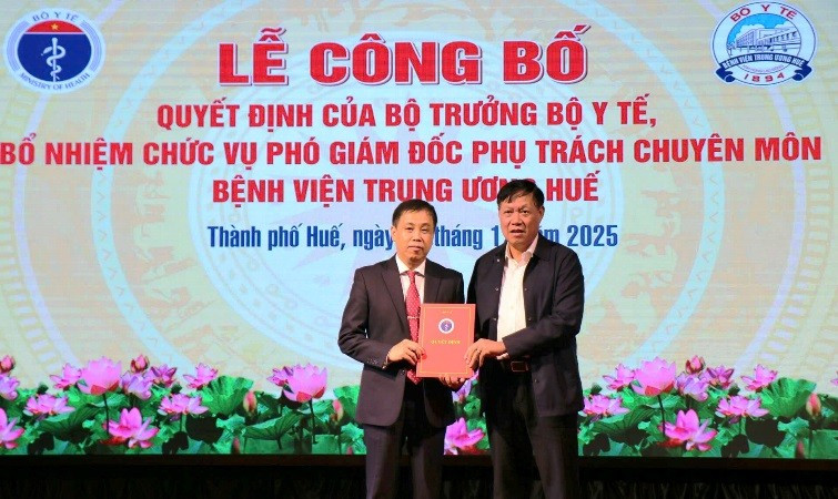 Thứ trưởng Y tế Đỗ Xuân Tuyên trao quyết định cho Tiến sĩ, Bác sĩ Hồ Văn Linh.