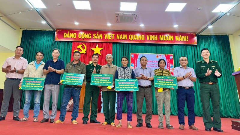 Các đơn vị tặng quà cho các em học sinh nghèo vượt khó. (Ảnh: THÙY DUNG)