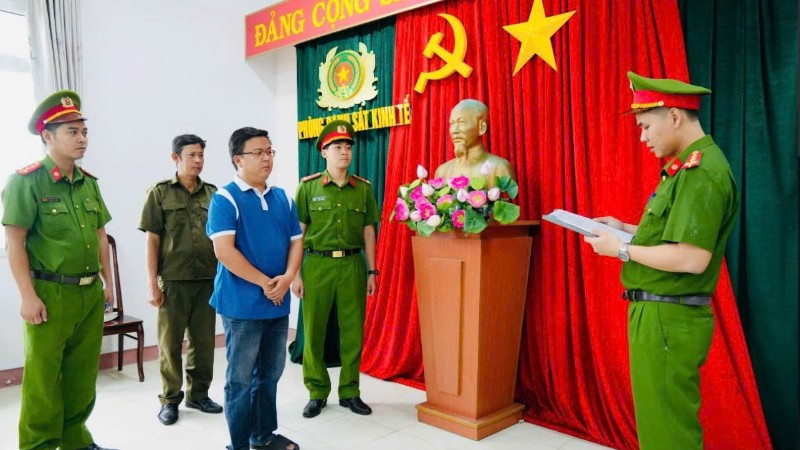 Cơ quan Cảnh sát điều tra, Công an tỉnh Đắk Lắk thi hành lệnh bắt bị can để tạm giam đối với Võ Thái Huy. (Ảnh: Cơ quan Cảnh sát điều tra)