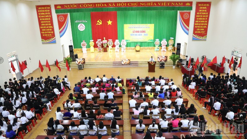 Thầy cô giáo và học sinh Trường trung học phổ thông dân tộc nội trú N'Trang Lơng, tỉnh Đắk Lắk khai giảng năm học mới.