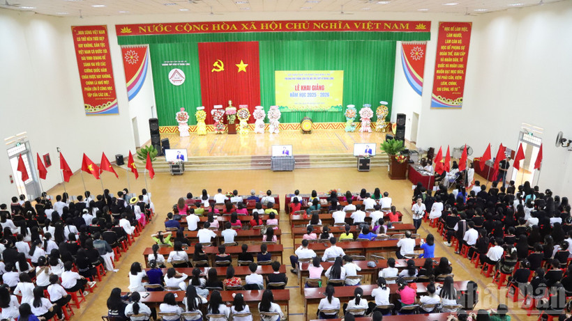 Quang cảnh buổi lễ khai giảng năm học mới của Trường trung học phổ thông Dân tộc nội trú N’Trang Lơng.