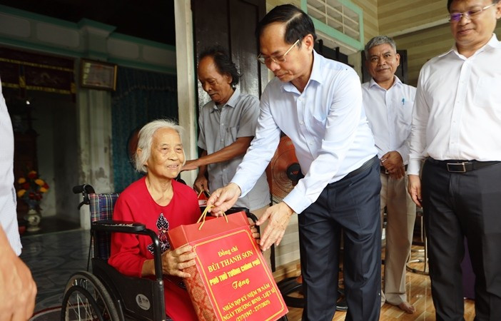 Phó Thủ tướng Bùi Thanh Sơn tặng quà Mẹ Việt Nam anh hùng Nguyễn Thị Thanh Xuân.