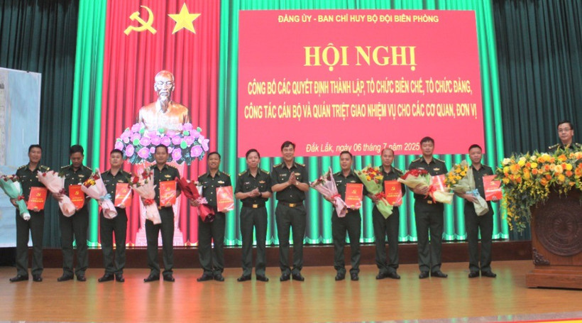 Lãnh đạo Đảng ủy, Ban Chỉ huy Bộ đội Biên phòng tỉnh Đắk Lắk trao quyết định cho các tổ chức Đảng trực thuộc.