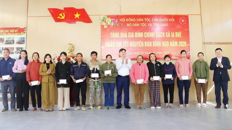 Phó Chủ tịch Thường trực Hội đồng Dân tộc của Quốc hội Hoàng Duy Chinh tặng quà cho các gia đình có hoàn cảnh khó khăn sinh sống trên địa bàn xã Ia Rvê. (Ảnh: Djuang Niê).