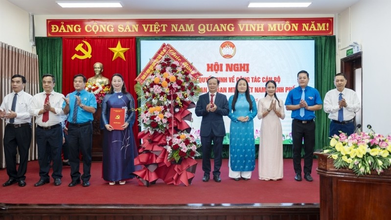 Bí thư Thành ủy Lê Trường Lưu đã trao Quyết định thành lập và tặng hoa chúc mừng cơ quan Ủy ban Mặt trận Tổ quốc Việt Nam thành phố.