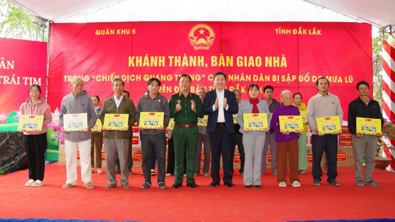 Quân khu 5 và Ủy ban nhân dân tỉnh Đắk Lắk tổ chức khánh thành, bàn giao nhà cho người dân vùng lũ tỉnh Đắk Lắk.