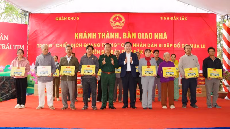 Quân khu 5 và Ủy ban nhân dân tỉnh Đắk Lắk tổ chức khánh thành, bàn giao nhà cho người dân vùng lũ tỉnh Đắk Lắk.