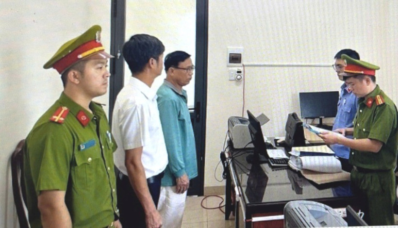 Cơ quan chức năng tống đạt các quyết định khởi tố hai bị can.